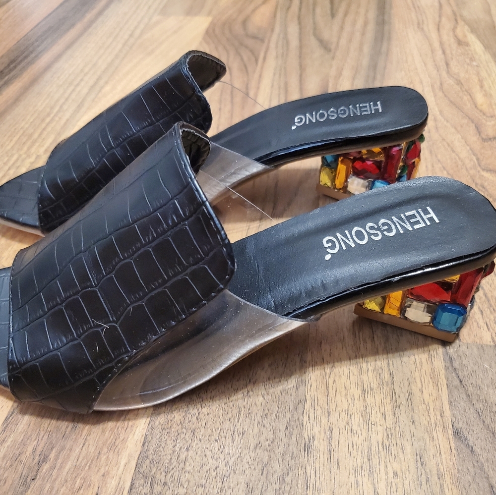 NEW Hensong Rhinestone Chunky Heel Sandals 2 1/2" High. SIze 11.